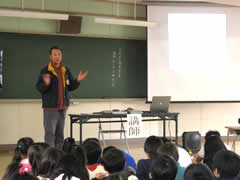 『北九州国定公園平尾台の環境を小学校で解説』の写真